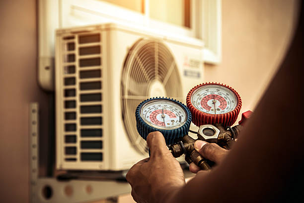 Professional Hvac technician working in Montrose, AL
